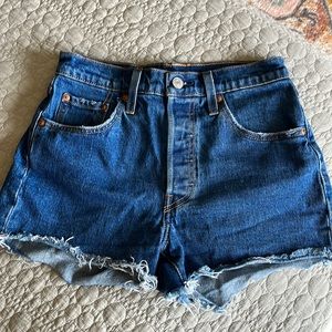 Levi 501 shorts size 25